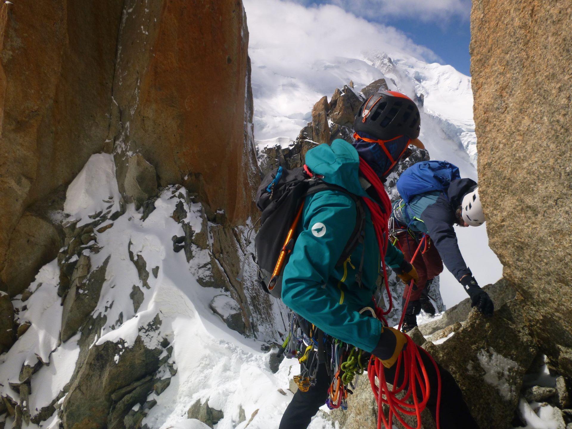 Randonneur s'initiant aux techniques de base de l'alpinisme estival lors d'une école de montagne Lagoped près de Grenoble