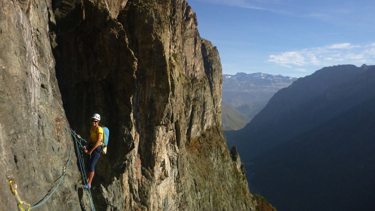 Randonneur s'initiant aux techniques de base de l'alpinisme estival lors d'une école de montagne Lagoped près de Grenoble