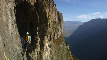 Randonneur s'initiant aux techniques de base de l'alpinisme estival lors d'une école de montagne Lagoped près de Grenoble