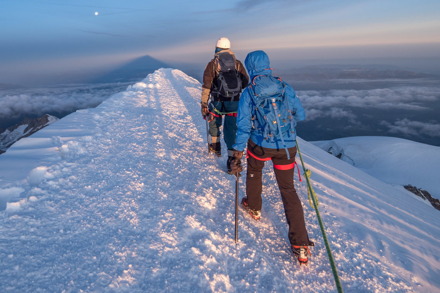 Randonneur s'initiant aux techniques de base de l'alpinisme estival lors d'une école de montagne Lagoped près de Grenoble