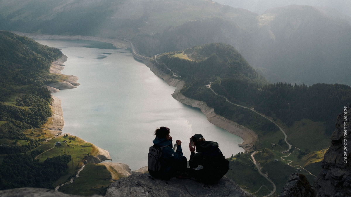 Randonneurs consultant leur itinéraire avant de préparer leur randonnée en montagne