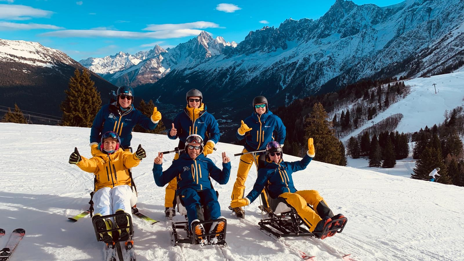 Pilotes Para Sport en tenues Lagoped EVE et SUPA, ski adapté au handicap sur piste enneigée