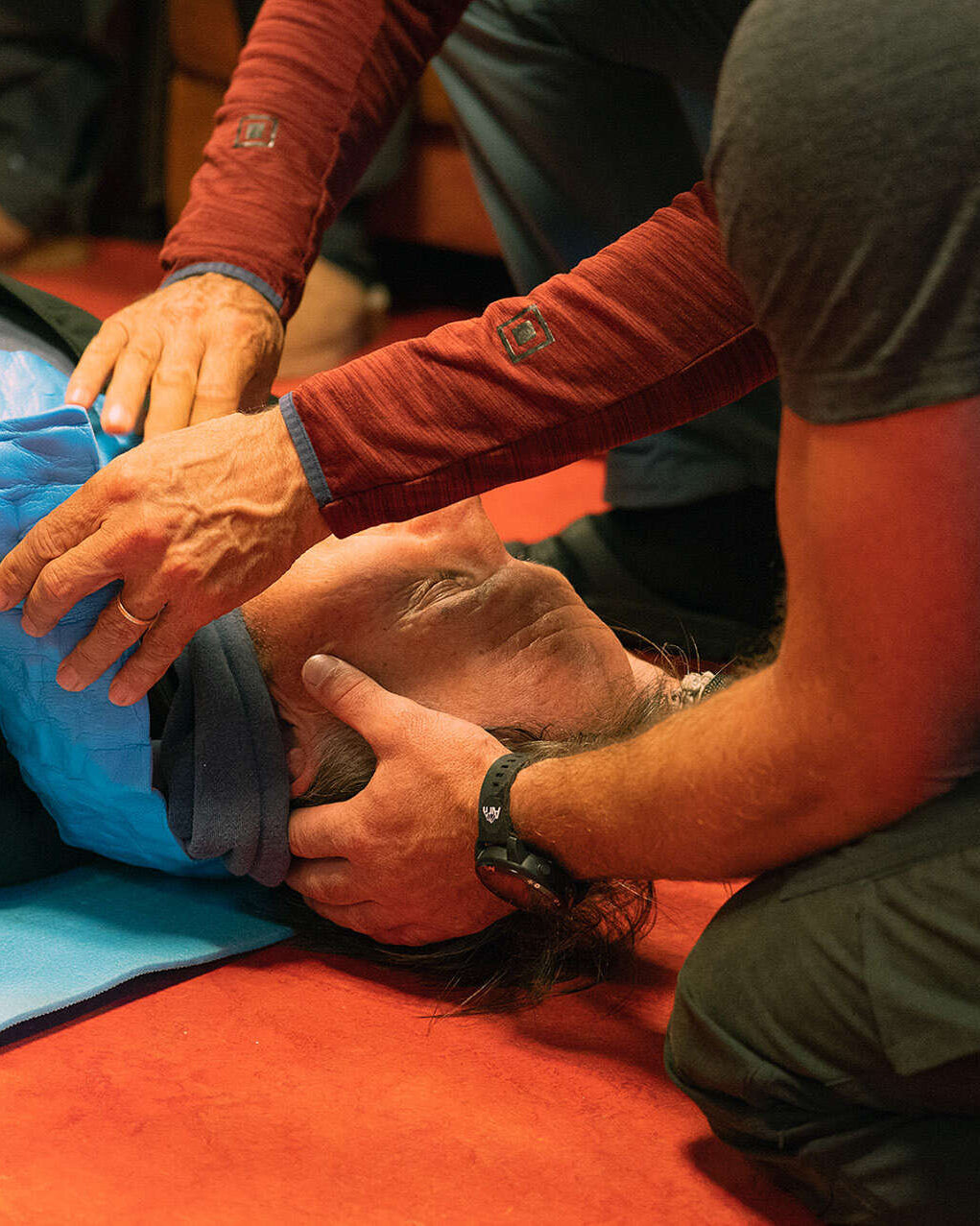 Immobilisation d'un blessé avec du matériel de fortune lors d'une formation aux premiers secours
