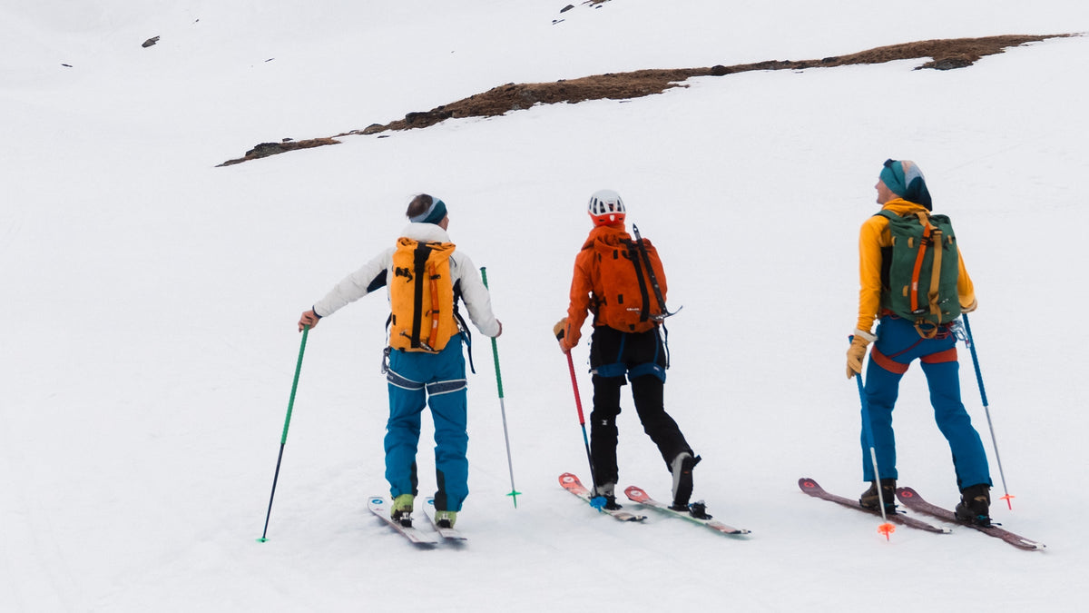 Trois skieurs de randonnée équipés Lagoped sur une pente enneigée