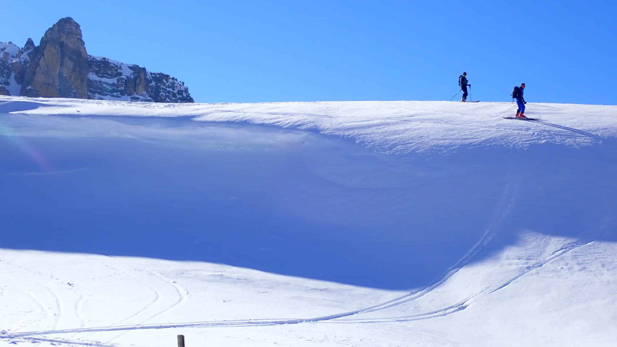 Deux skieurs de randonnée sur un plateau enneigé du massif du Thabor