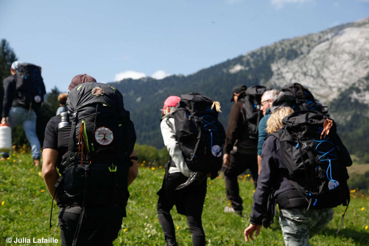 Groupe de randonneurs sac au dos face aux falaises de Chartreuse