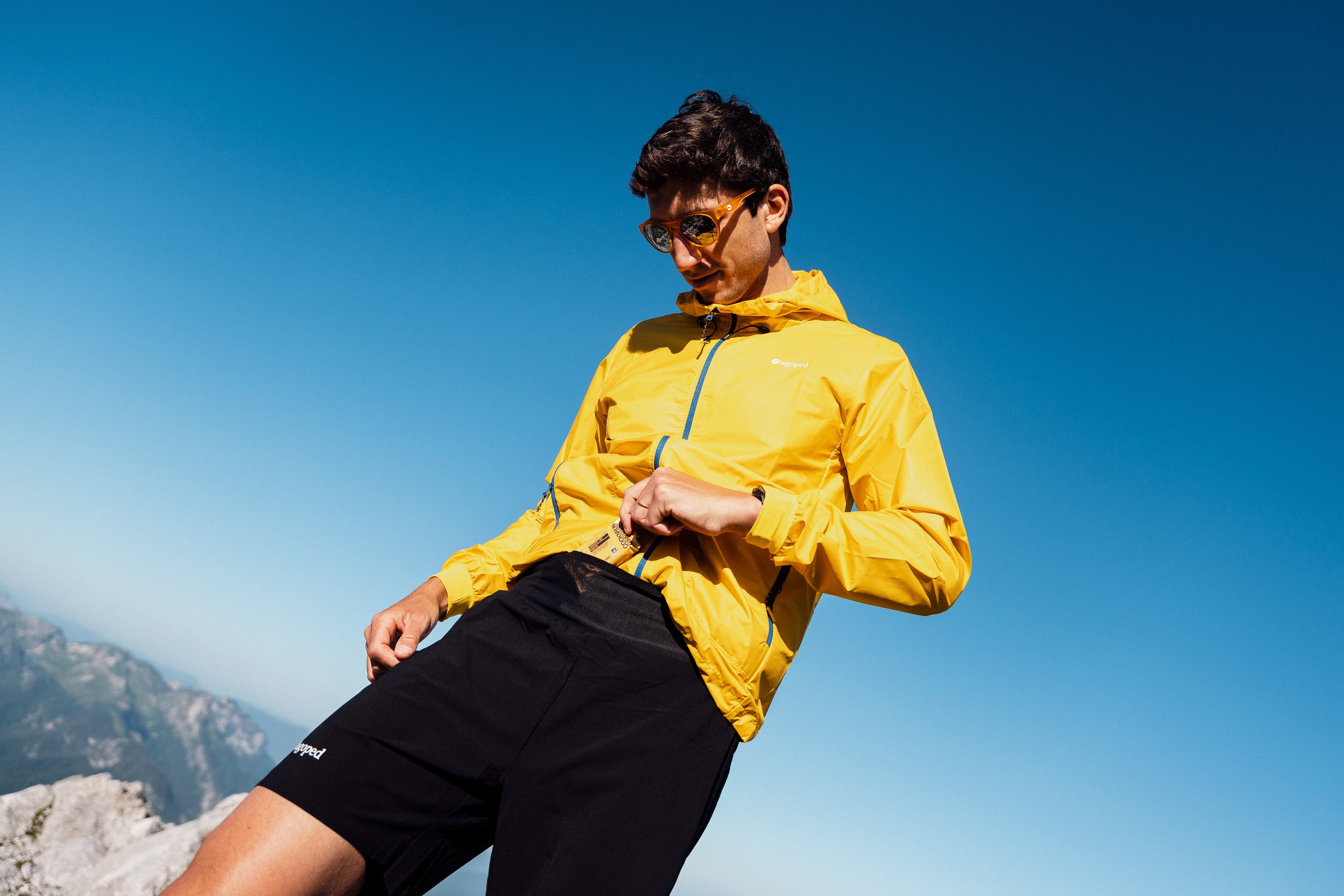 Homme portant un short Lagoped Milvus noir, trail running en demi-saison en montagne