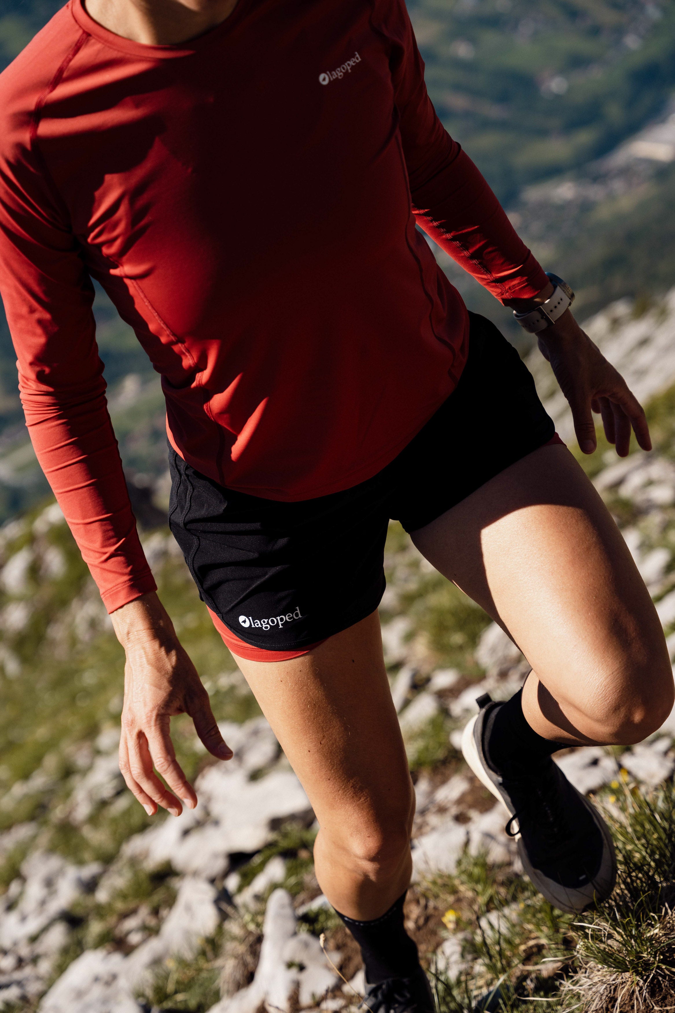 Femme portant un Lagoped Roka rouge, randonnée en été dans les Alpes