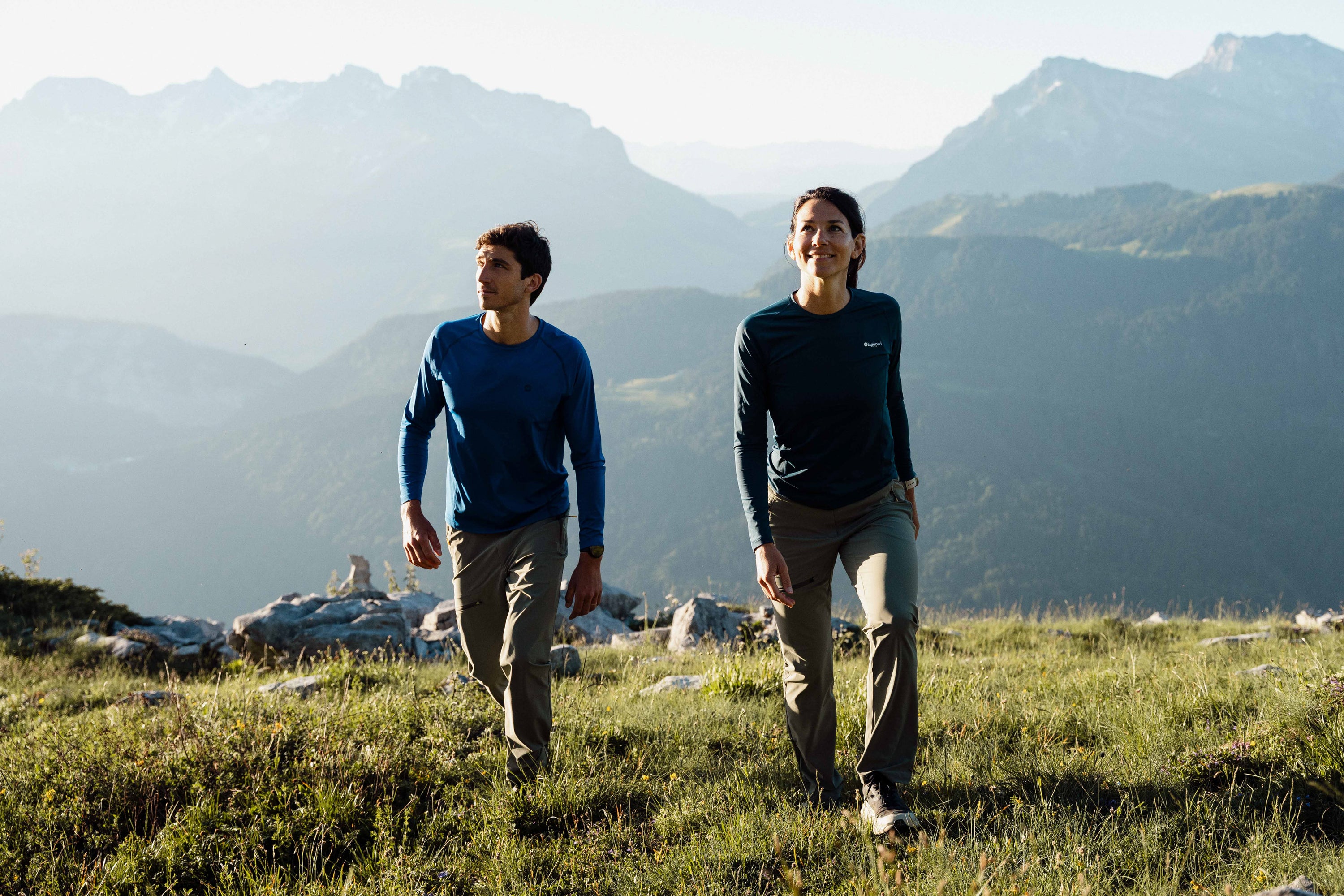 Homme et femme portant un Lagoped Roka, randonnée en été dans les Alpes