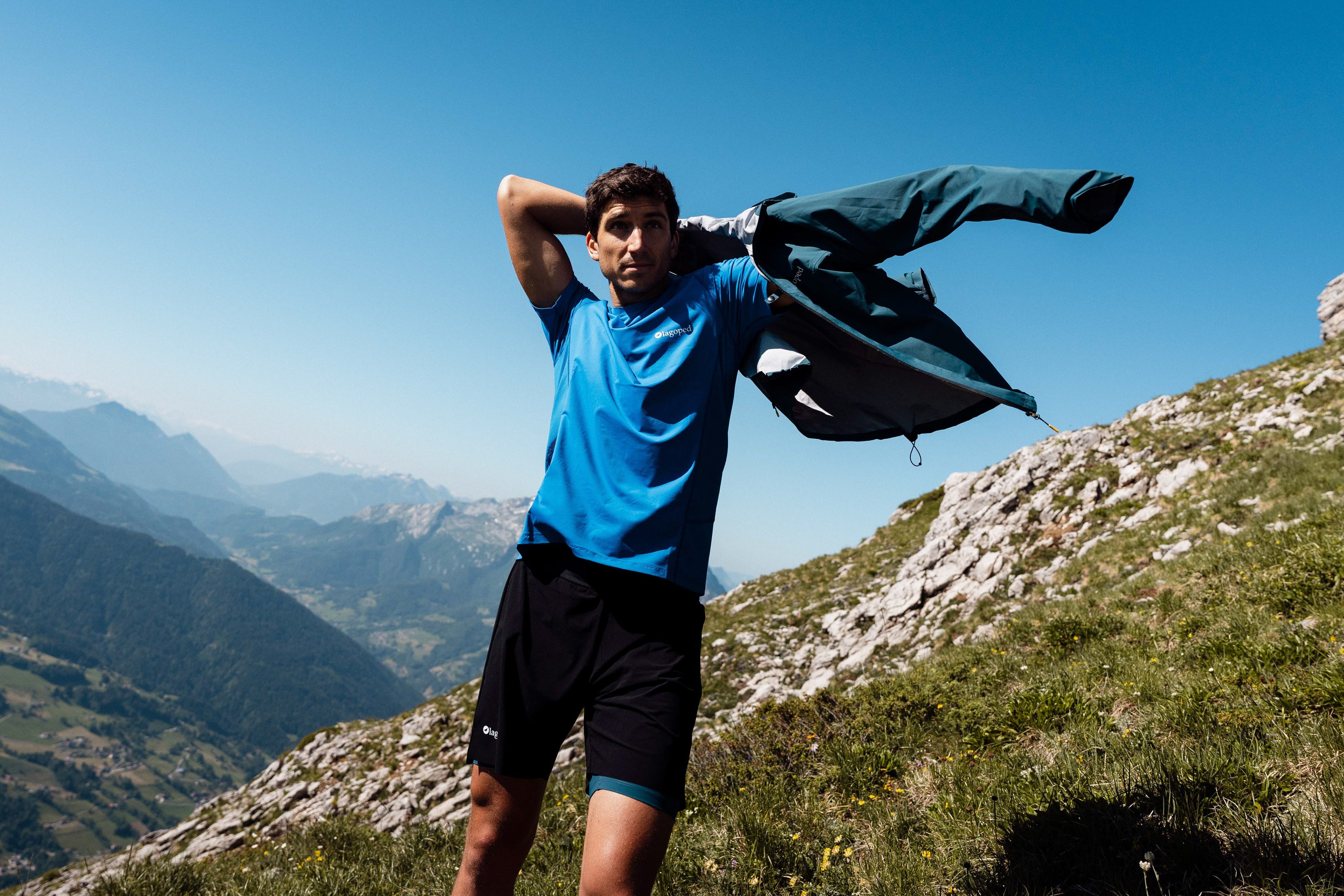 Homme portant un t-shirt Lagoped Teetrek bleu roi, trail running en été dans les Alpes