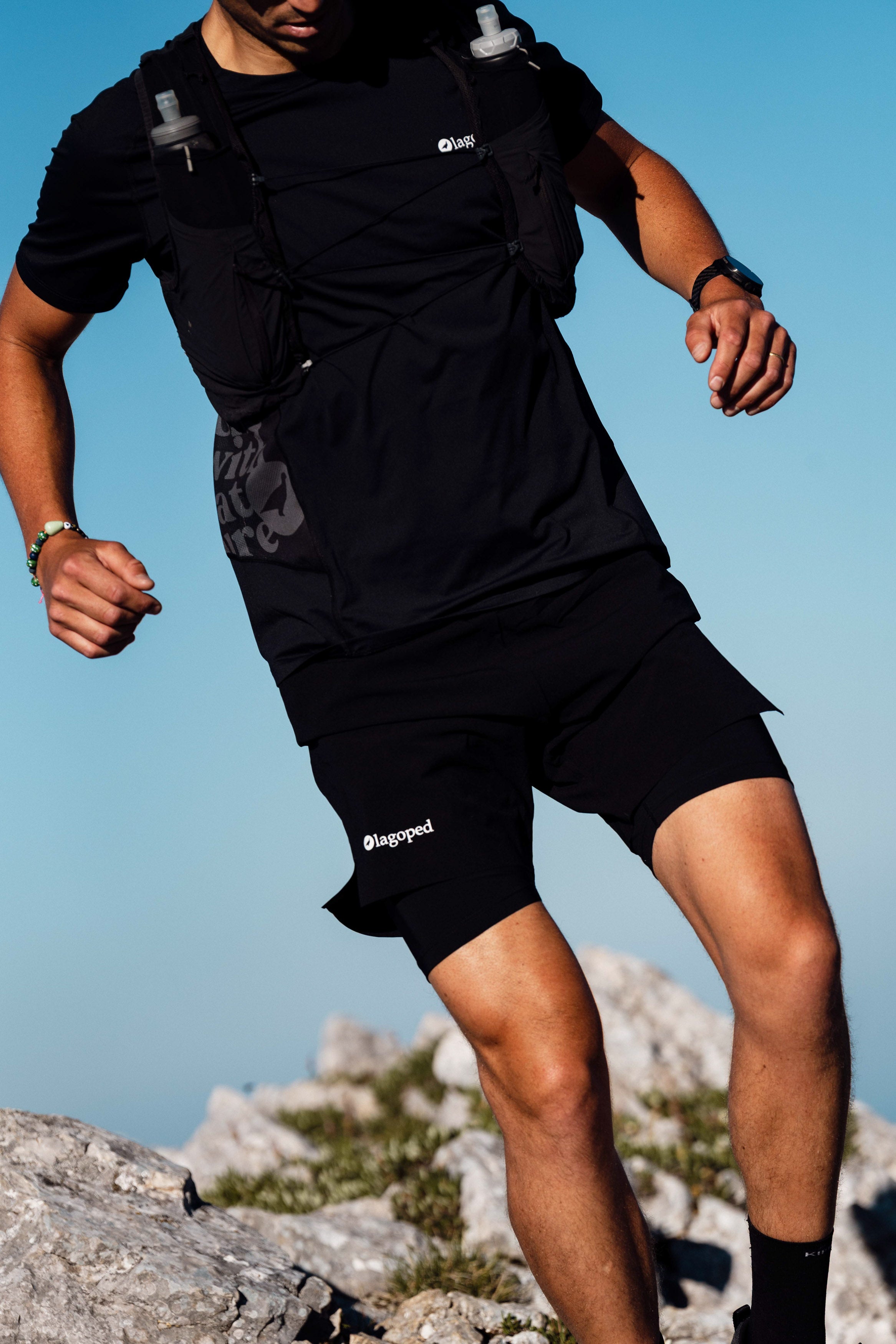 Homme portant un t-shirt Lagoped Teetrek noir, trail running en été en montagne