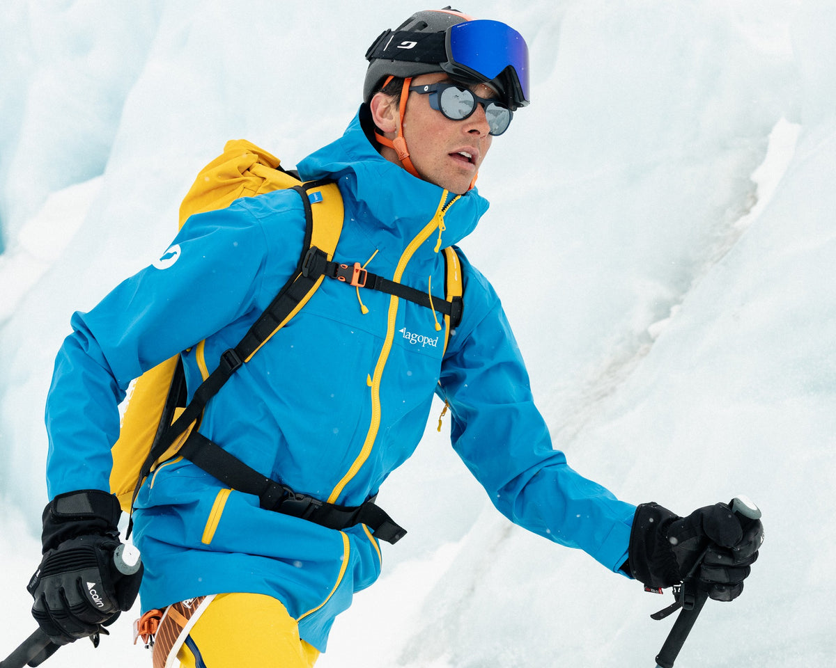 Homme en ski de randonnée sur glacier portant la veste chaude de ski Lagoped URSK2 bleu roi, en hiver